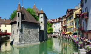 Crafting a Dreamy Romantic Getaway to Annecy